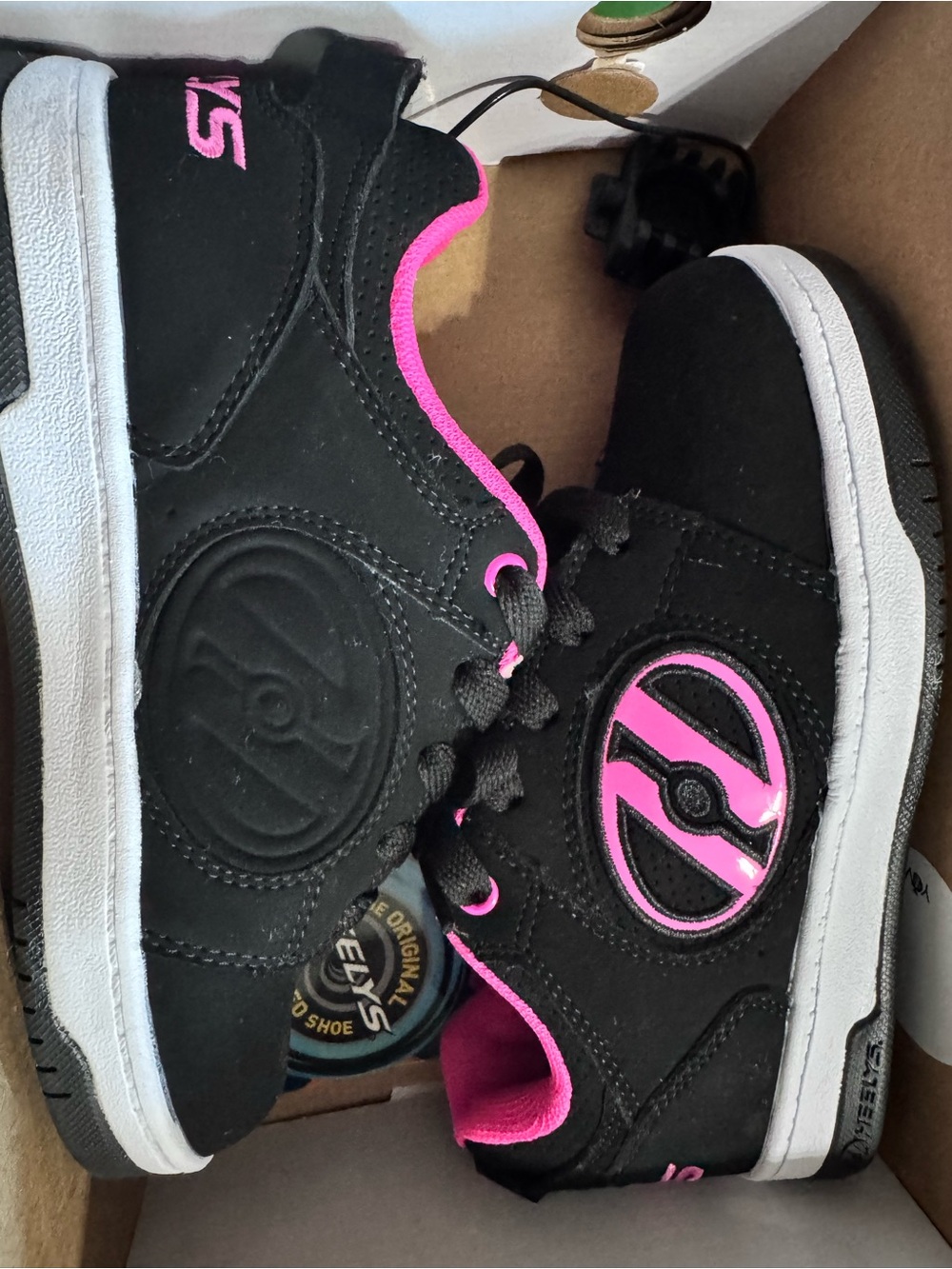 Girls Heelys Kids Black & Pink Low-Top Skate Sneaker - Picture 7 of 11